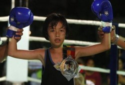 男孩爆料被大叔拳击打视频,大叔街头暴力拳击，引发网友热议